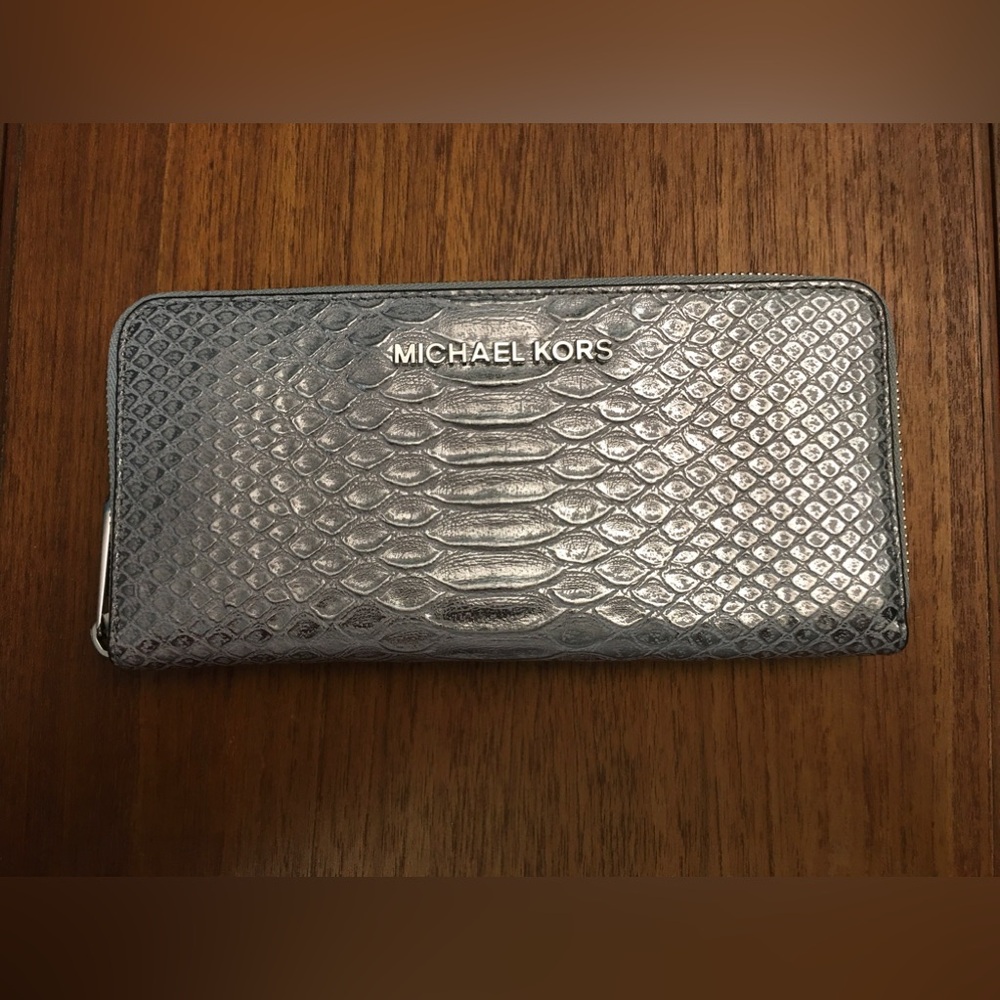 Michael Kors Silver Alligator? Leather Zip Wallet. Card slots, zip, slip pockets